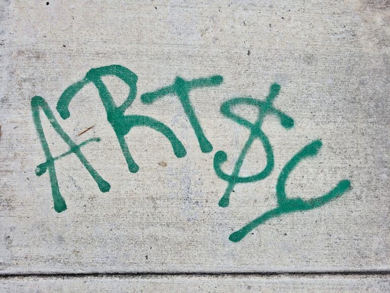 PJM w kulturze i sztuce – jak język migowy trafia na scenę i ekran