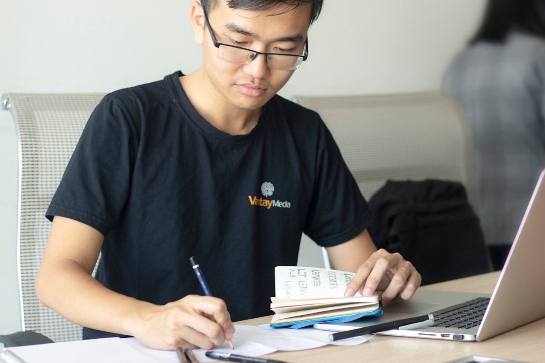 Certyfikat PJM B1 – jak wygląda proces i do czego uprawnia?